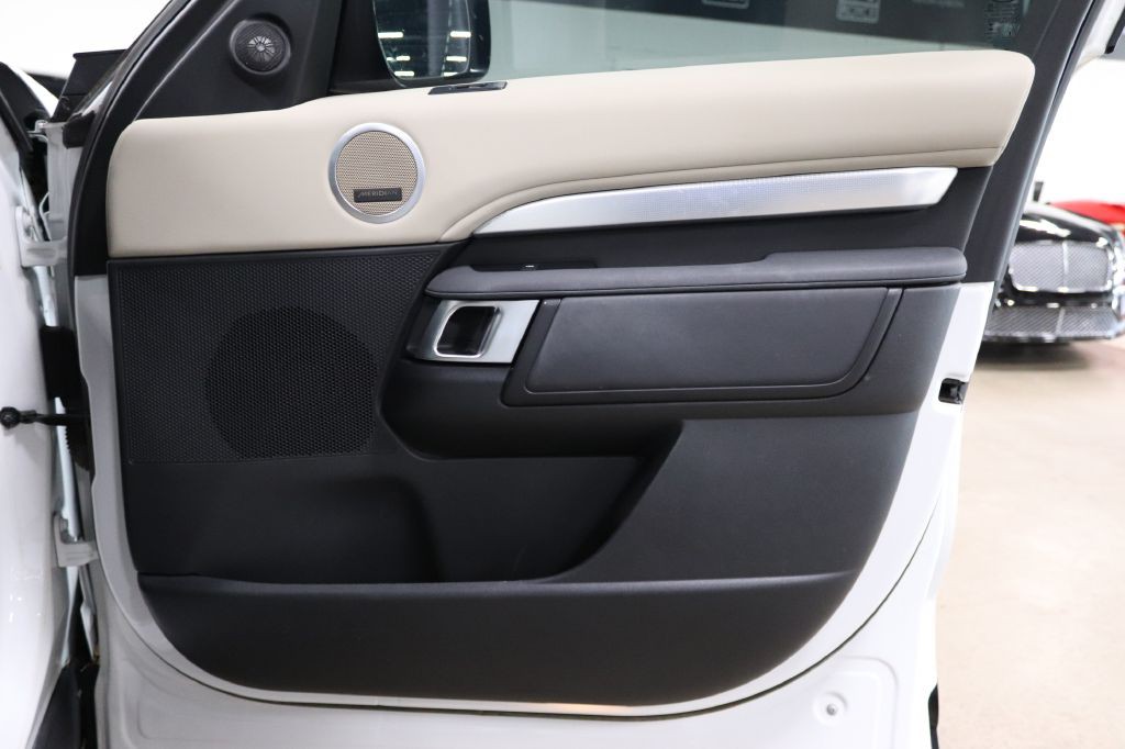 2020 Land Rover Discovery Image 30