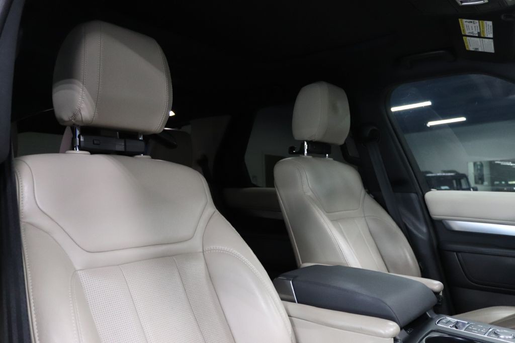 2020 Land Rover Discovery Image 32