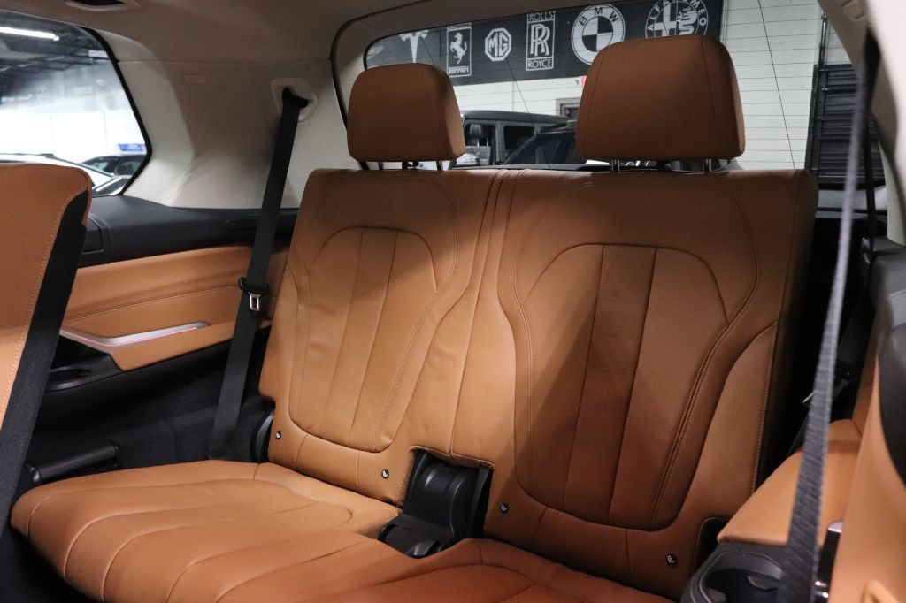 2022 BMW X7 Image 16
