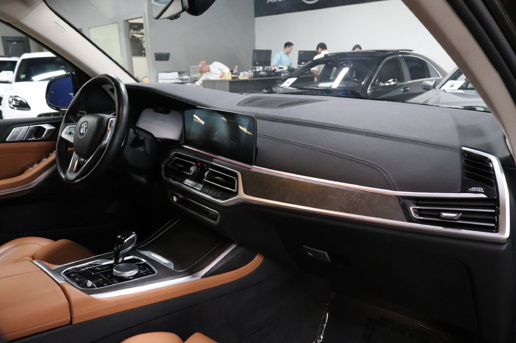 2022 BMW X7 Image 25