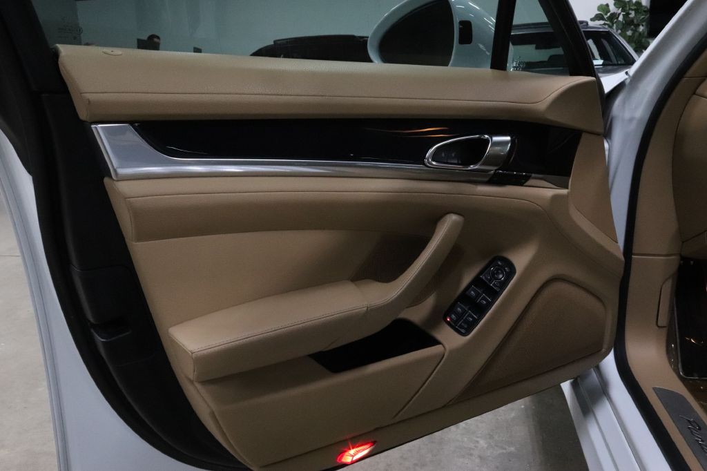 2014 Porsche Panamera Image 9