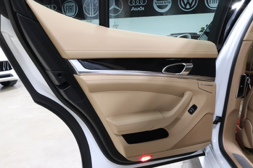 2014 Porsche Panamera Image 18