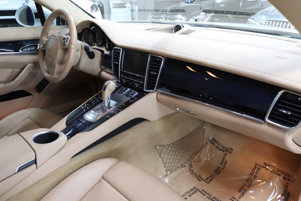 2014 Porsche Panamera Image 27