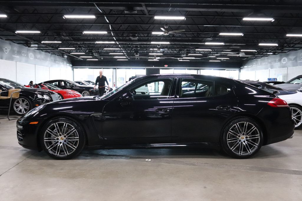 2016 Porsche Panamera Image 2