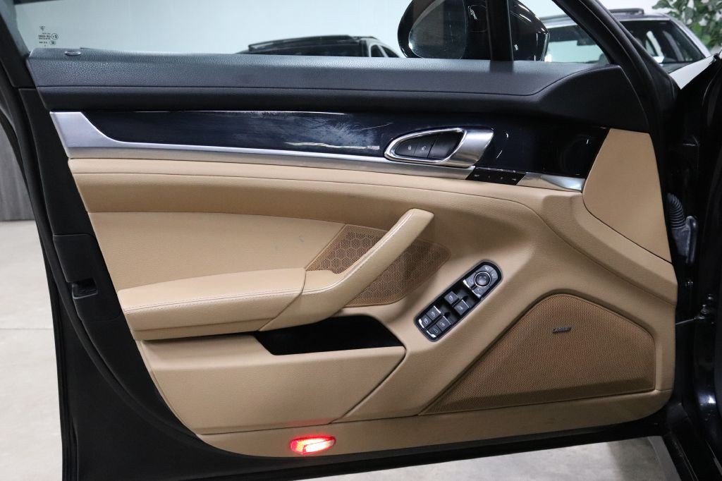 2016 Porsche Panamera Image 8