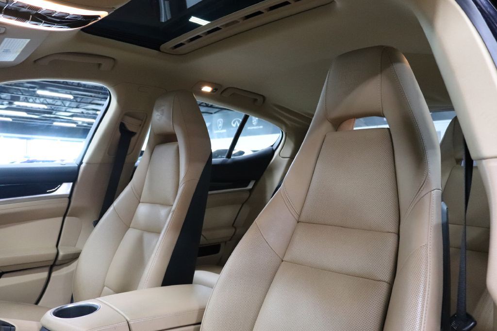 2016 Porsche Panamera Image 10
