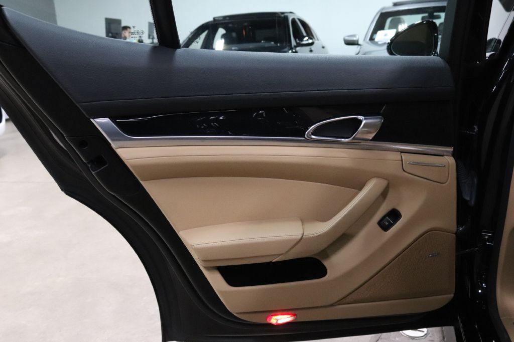 2016 Porsche Panamera Image 12