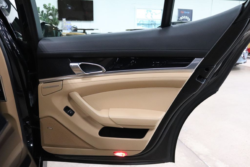 2016 Porsche Panamera Image 16