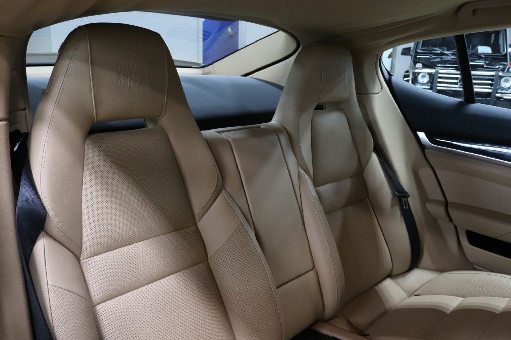 2016 Porsche Panamera Image 17