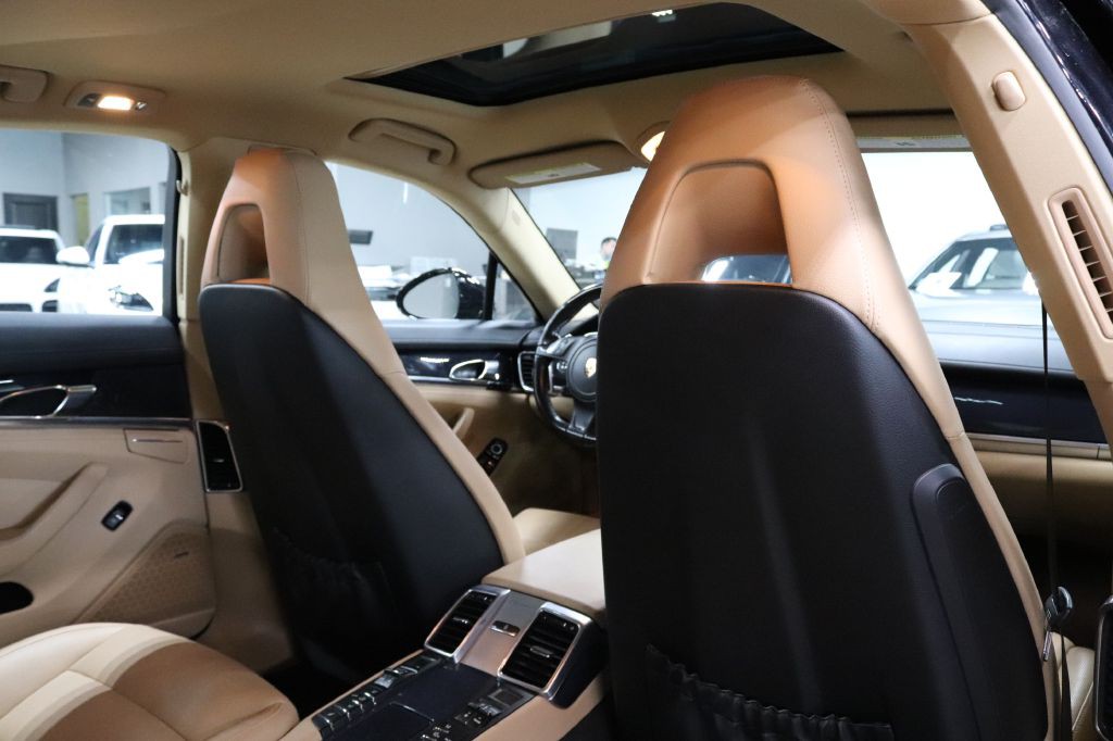 2016 Porsche Panamera Image 18