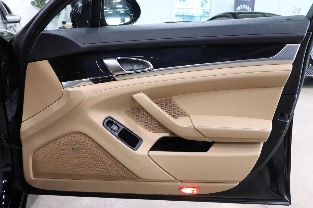 2016 Porsche Panamera Image 19