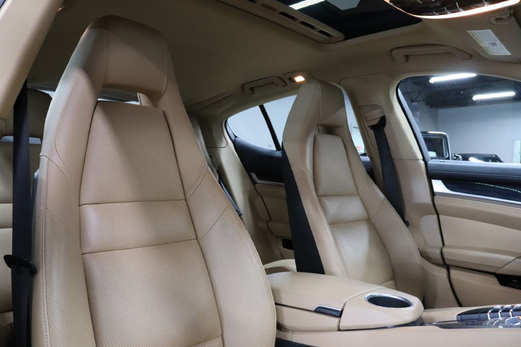 2016 Porsche Panamera Image 21