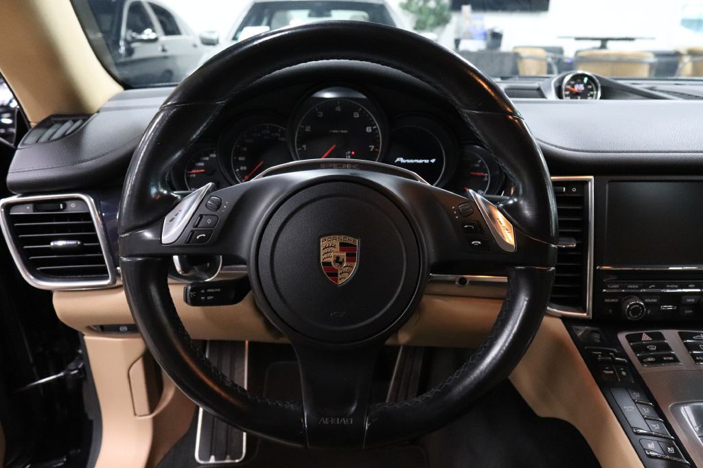 2016 Porsche Panamera Image 24
