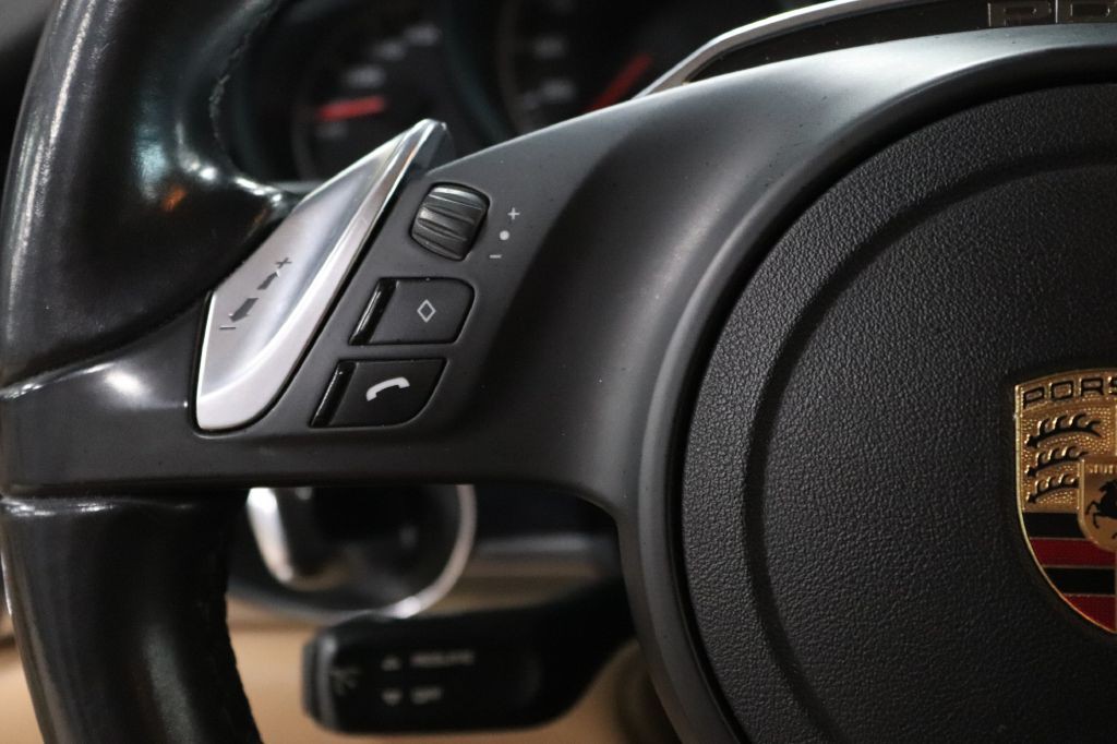 2016 Porsche Panamera Image 25