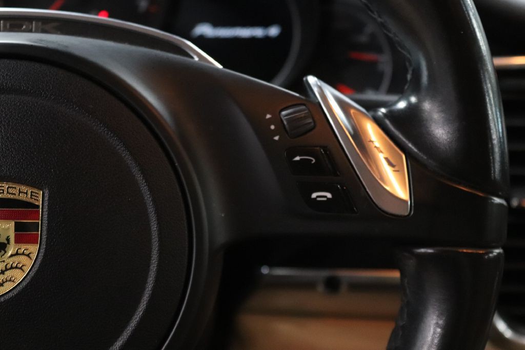 2016 Porsche Panamera Image 26