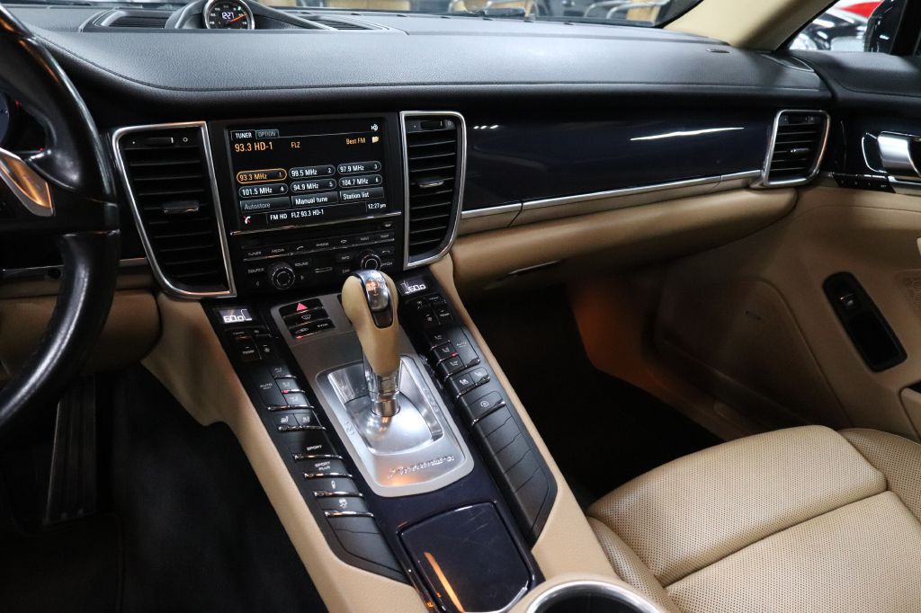 2016 Porsche Panamera Image 27