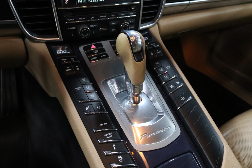 2016 Porsche Panamera Image 28