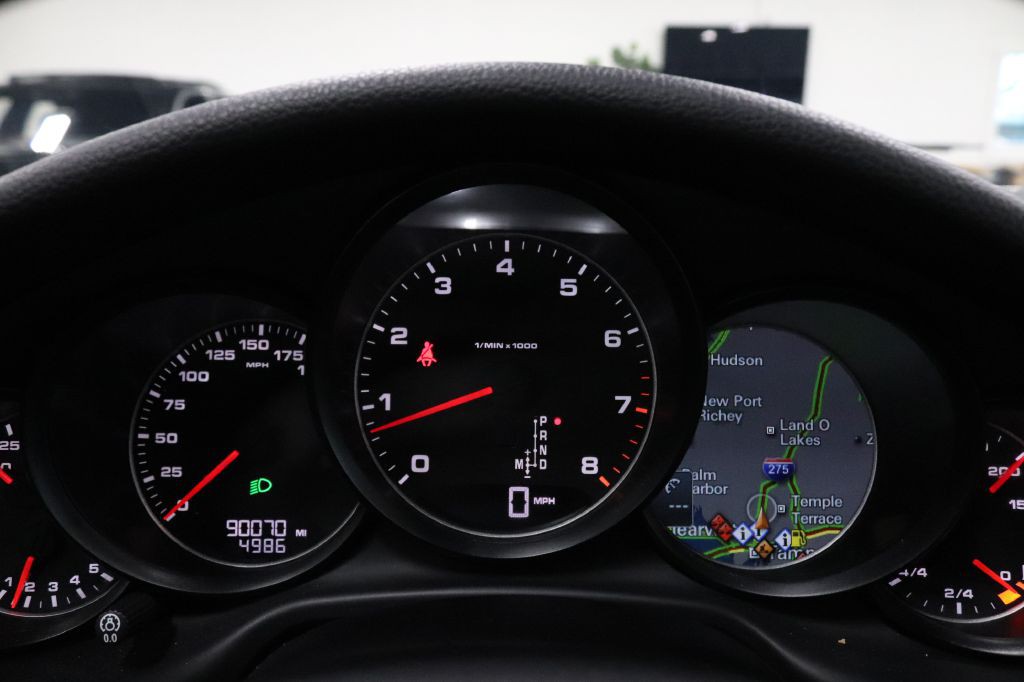 2016 Porsche Panamera Image 32