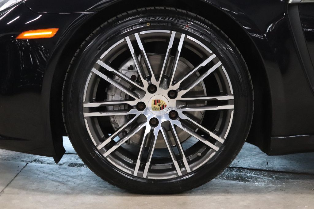 2016 Porsche Panamera Image 34