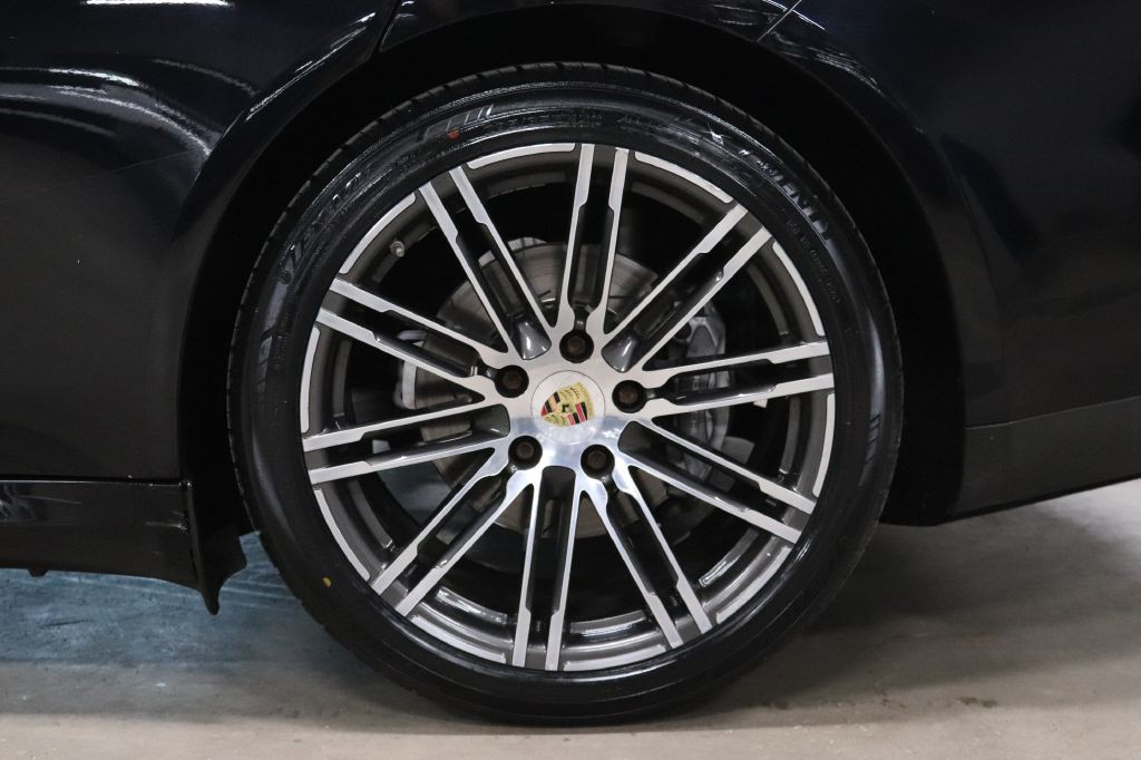 2016 Porsche Panamera Image 35