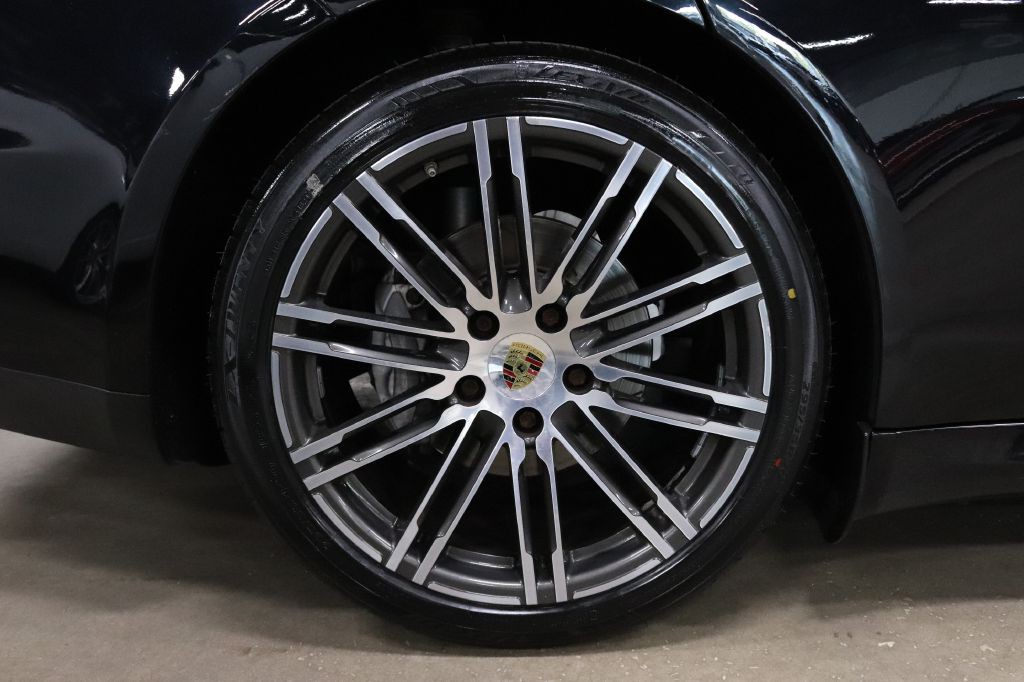 2016 Porsche Panamera Image 36