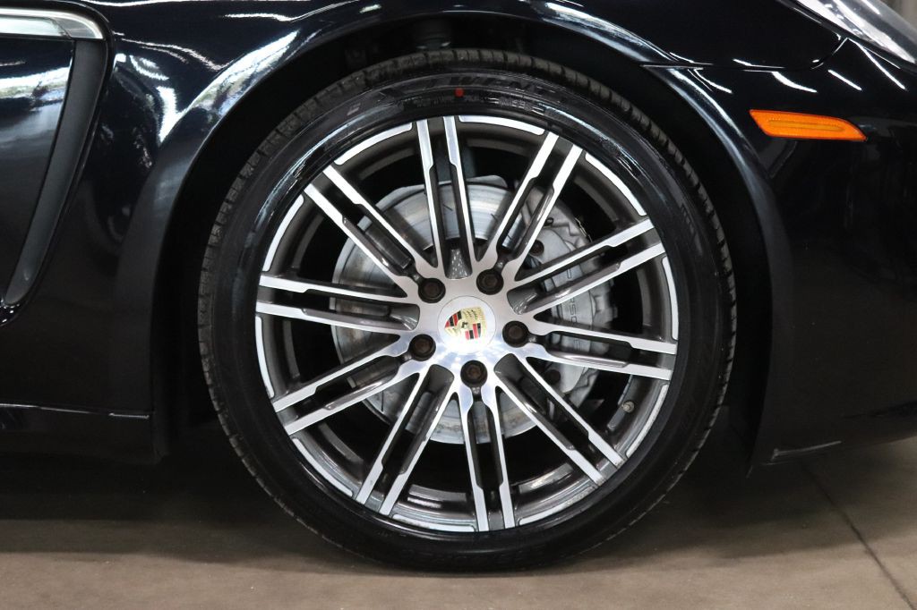 2016 Porsche Panamera Image 37