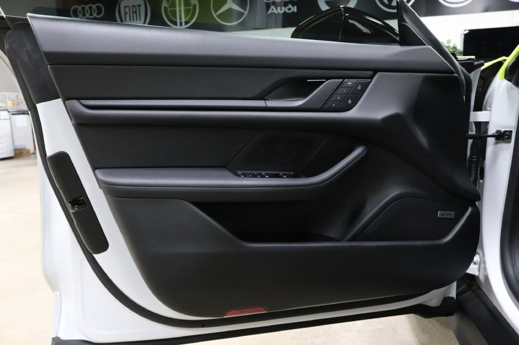 2022 Porsche Taycan Image 9