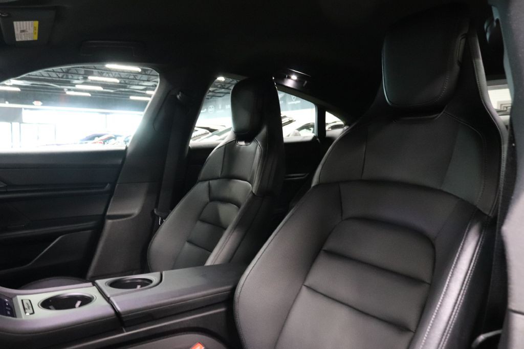 2022 Porsche Taycan Image 11