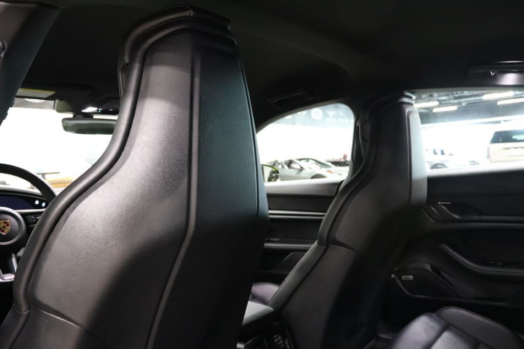 2022 Porsche Taycan Image 21