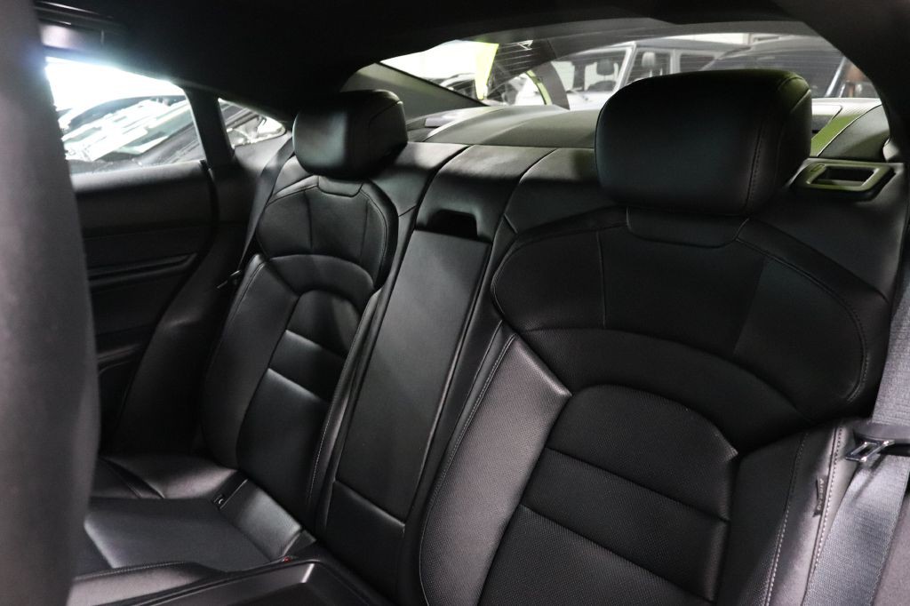 2022 Porsche Taycan Image 22