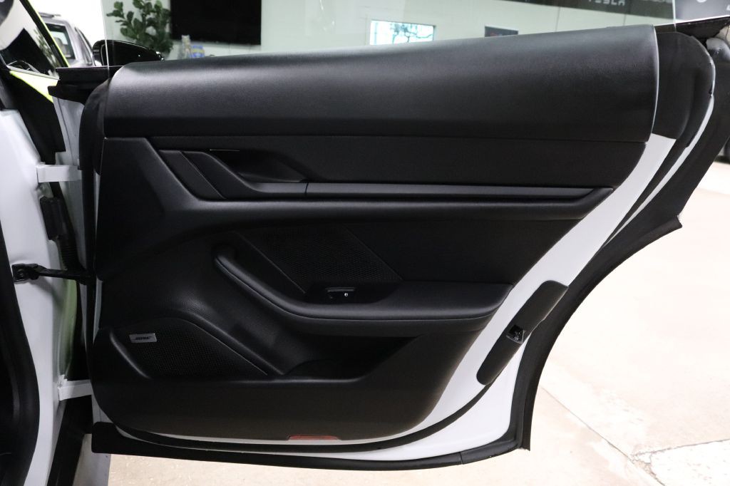 2022 Porsche Taycan Image 25