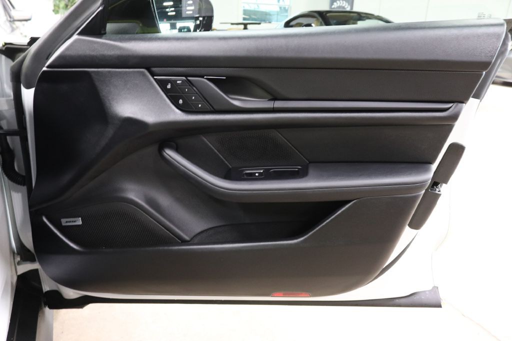 2022 Porsche Taycan Image 28