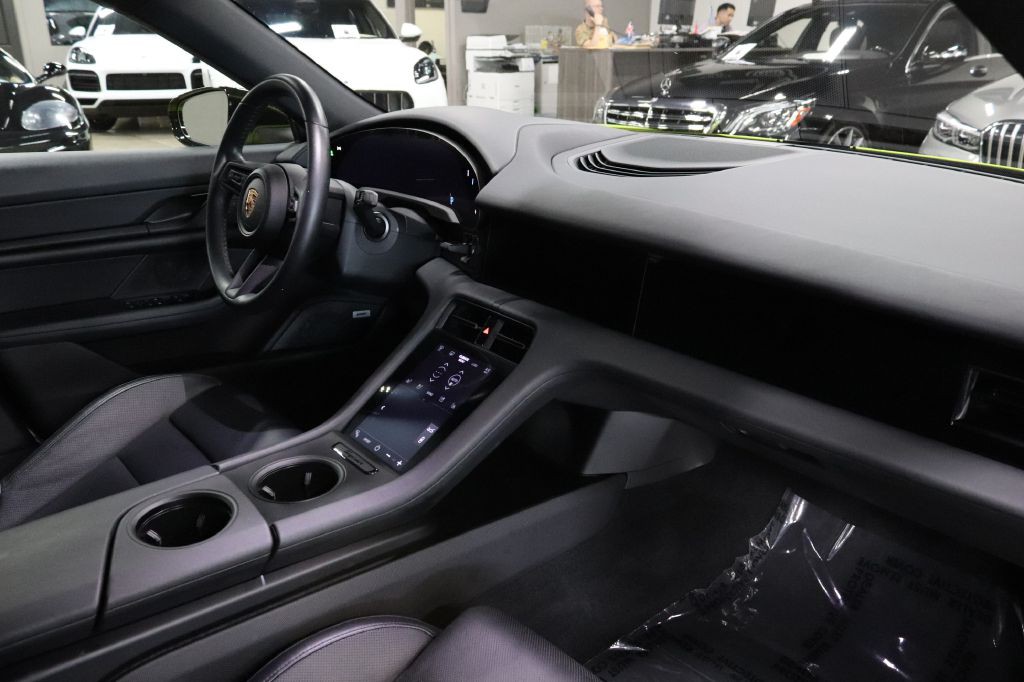 2022 Porsche Taycan Image 29