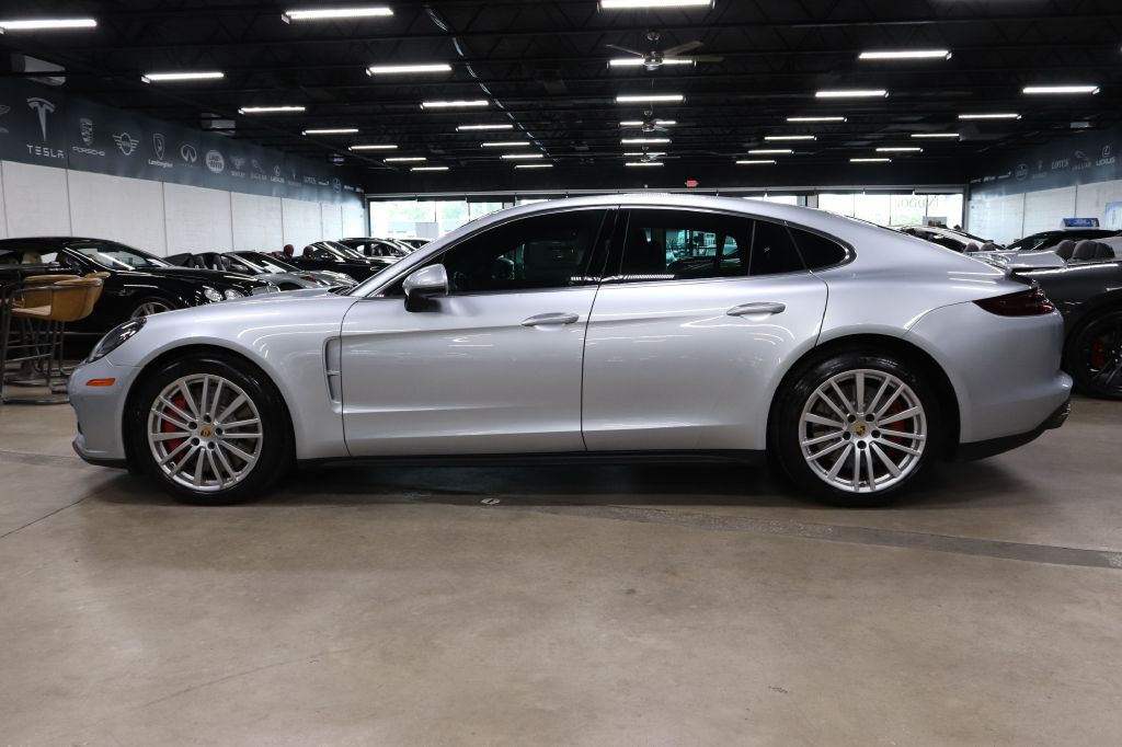 2017 Porsche Panamera Image 2