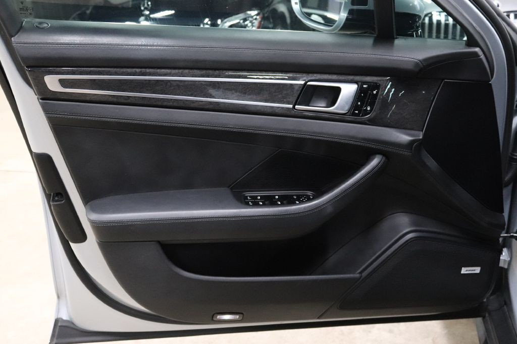 2017 Porsche Panamera Image 9