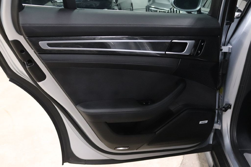 2017 Porsche Panamera Image 20