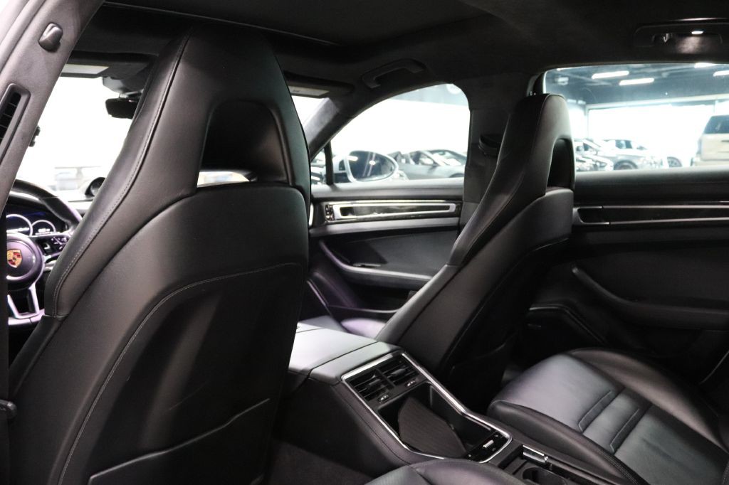 2017 Porsche Panamera Image 21