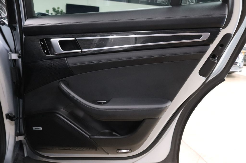 2017 Porsche Panamera Image 24