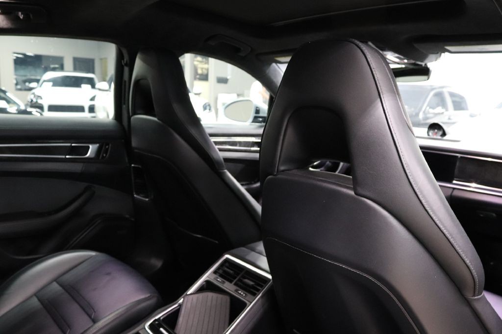 2017 Porsche Panamera Image 25