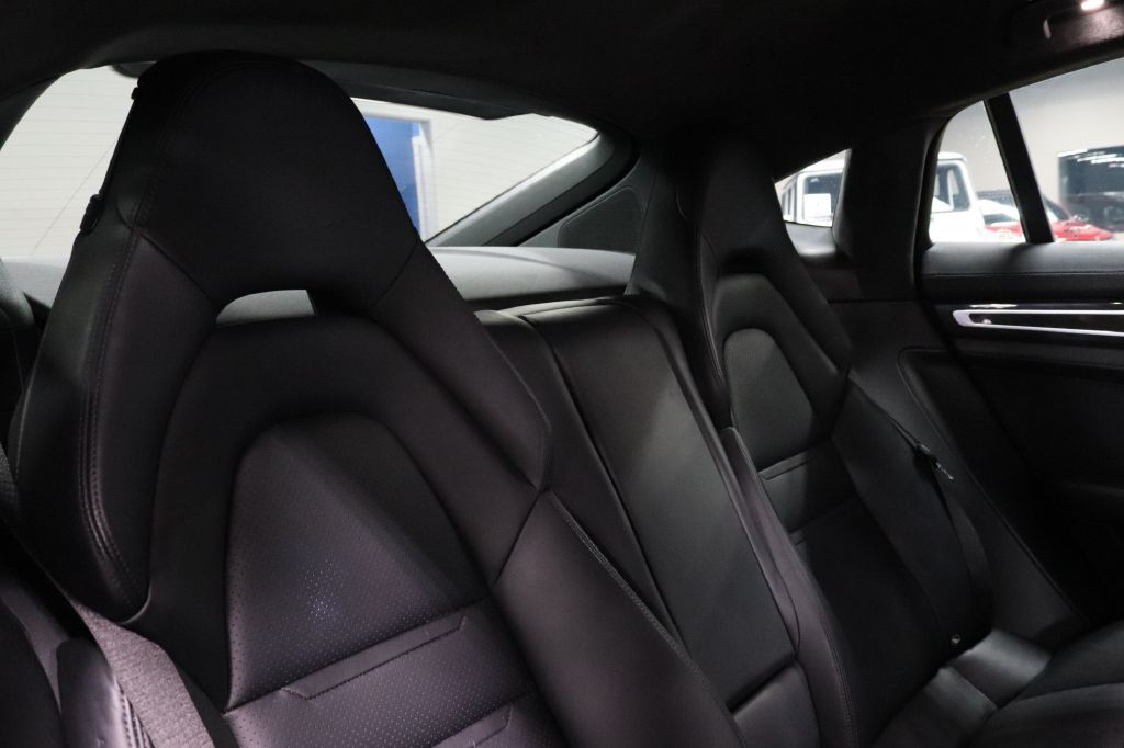 2017 Porsche Panamera Image 26