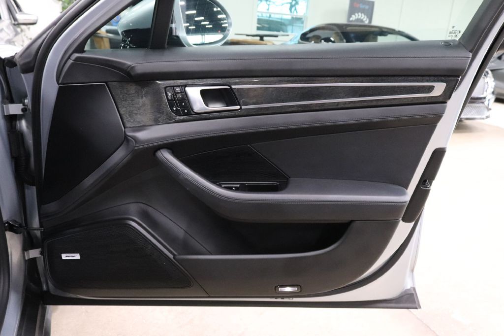 2017 Porsche Panamera Image 27