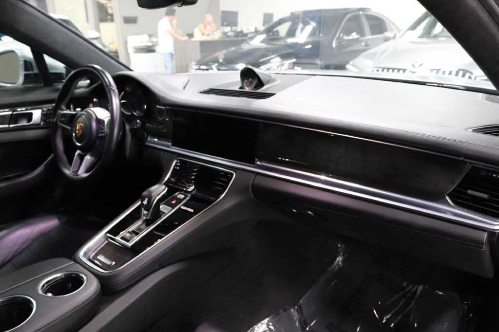 2017 Porsche Panamera Image 28