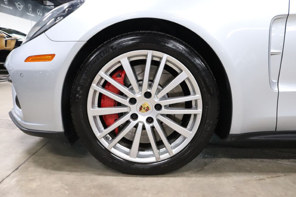 2017 Porsche Panamera Image 32