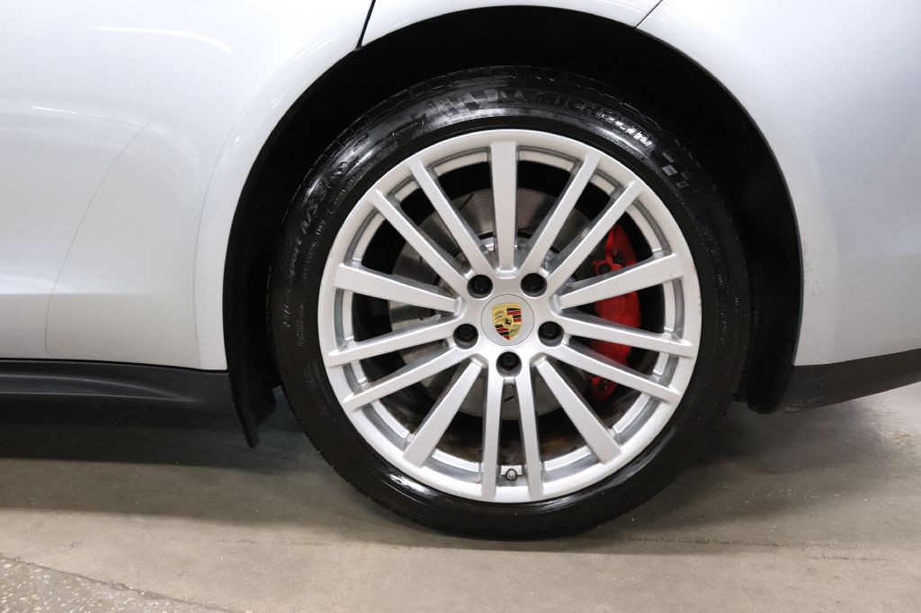 2017 Porsche Panamera Image 33