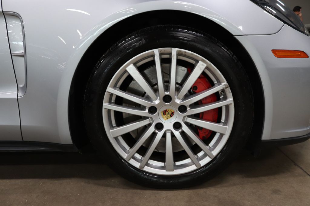 2017 Porsche Panamera Image 35