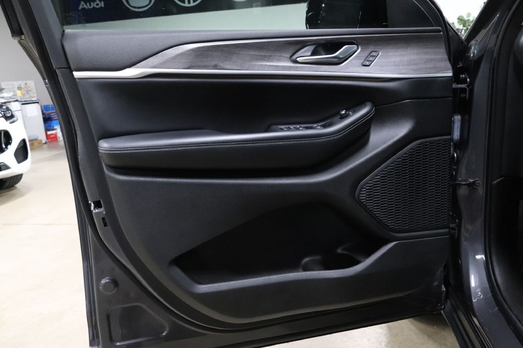 2023 Jeep Grand Cherokee Image 9