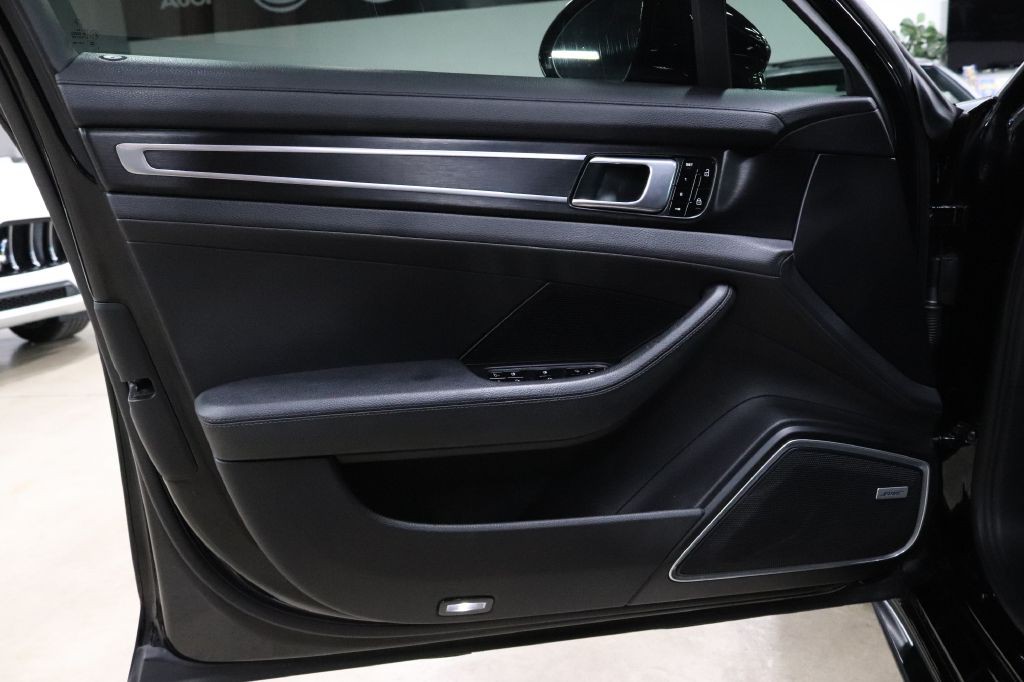 2019 Porsche Panamera Image 9
