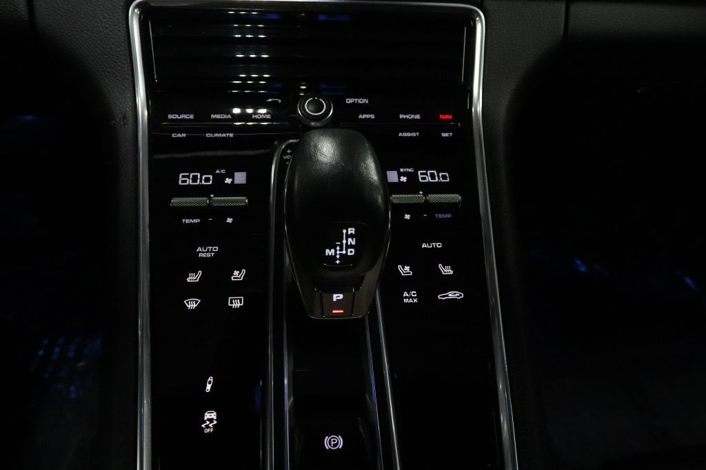 2019 Porsche Panamera Image 18