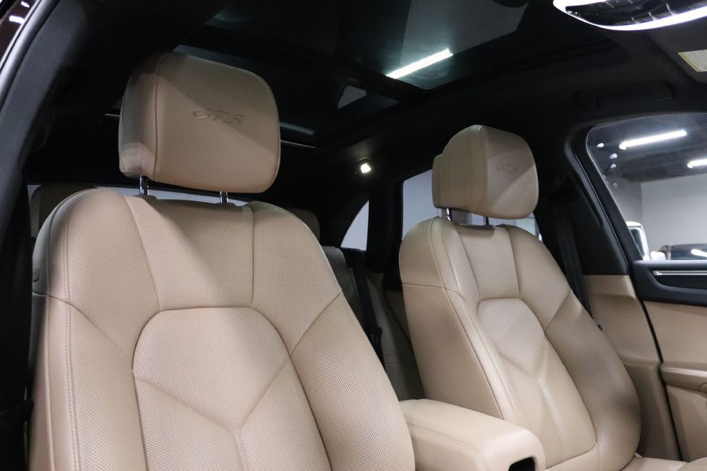 2021 Porsche Macan Image 23