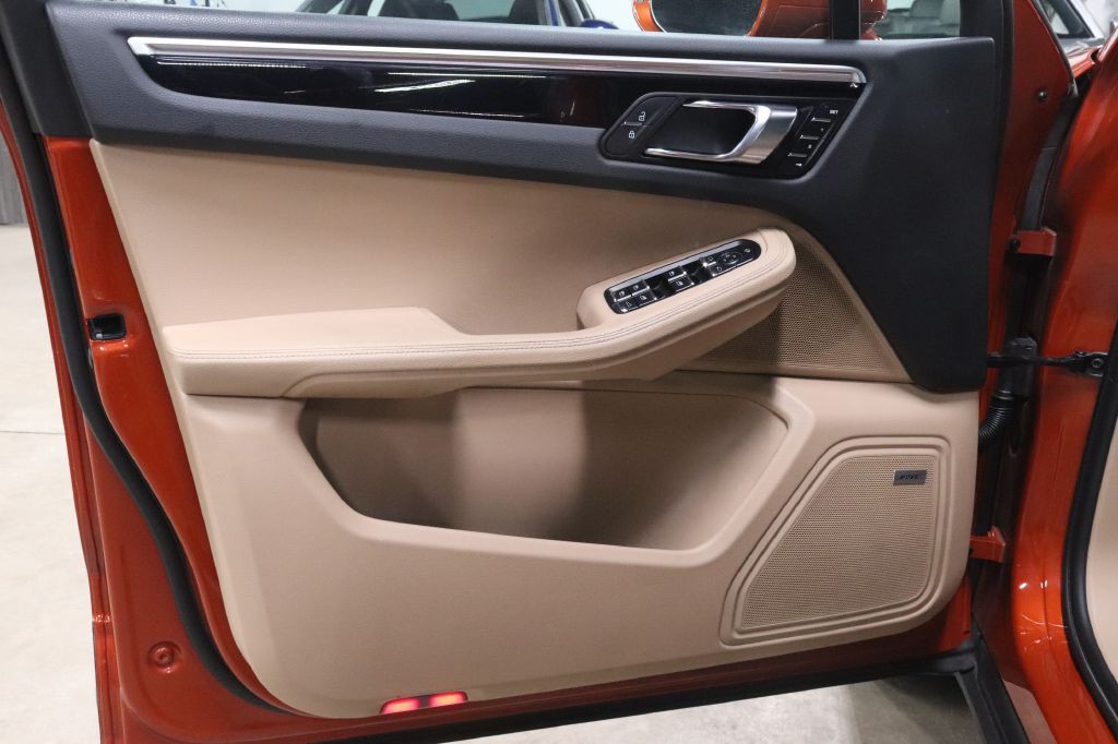 2022 Porsche Macan Image 9